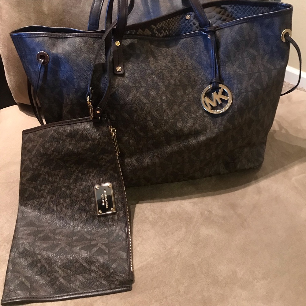 MK- Michael Kors tote bag w/ zipped wrist clutch.